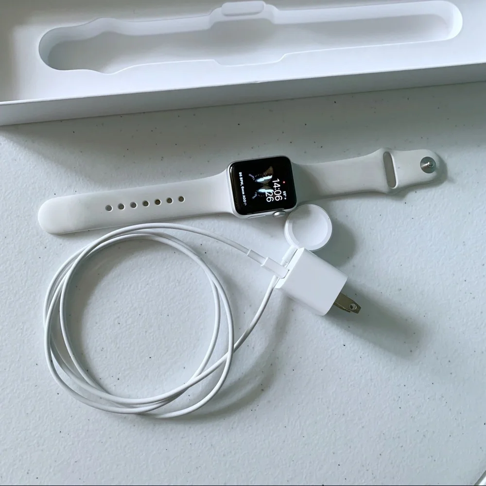 Apple Watch Series 3 38MM Silver Aluminum Case White Sport Band - Picture 3 of 5